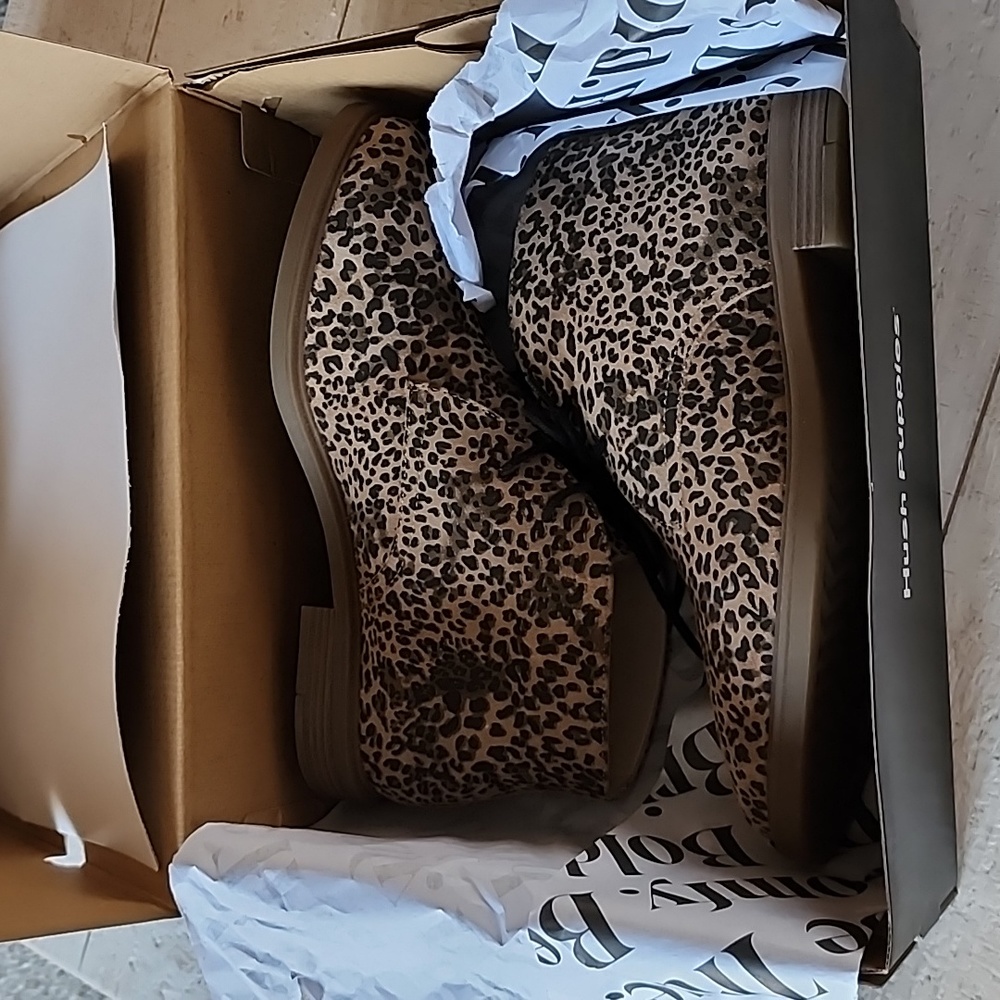 Women's 7.5 Bailey Chukka 2 Hush Puppies Loepard print bootie. Suede.